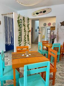 普罗格雷索Itzé Hostel Boutique - Progreso的一间带桌椅的用餐室