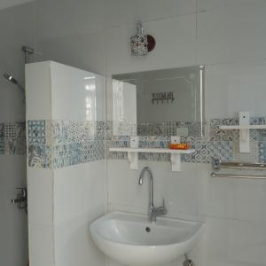 卢克索desert pearl beautiful cosy new home的白色的浴室设有水槽和镜子