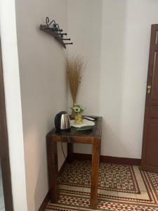 La Puerta de SeguraLa magnolia的配有茶壶的桌子的房间