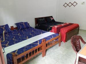 贾夫纳Nallur Mylooran Arangam的一间带两张床和一张沙发的卧室