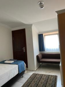 伊斯坦布尔麦肯特酒店的卧室配有床、椅子和窗户。