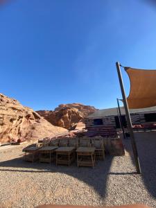 瓦迪拉姆wadi rum land mars的沙漠中的一组椅子和帐篷