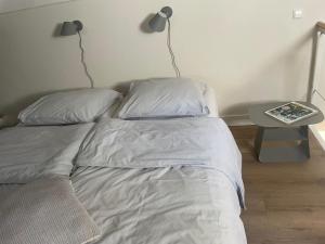 巴恩Huisje Hendrik的卧室内的一张床位,配有边桌