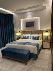 海米斯穆谢特كيان ان Kian N的大卧室配有一张带蓝色枕头的大床