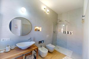 奥尔比亚Cozy guest house Downtown的一间带水槽、卫生间和镜子的浴室