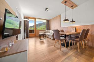 卡普伦Luxus Apartment Kaprun View的厨房以及带桌椅的用餐室。