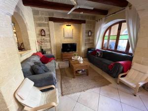 萨奈特Tal-Mans Farmhouse Gozo的带沙发和电视的客厅