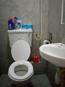 内罗毕Rew Apartment的浴室配有白色卫生间和盥洗盆。
