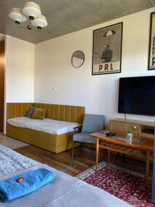 弗罗茨瓦夫Lux Lotnisko的客房设有1张床、1张桌子和1台电视。