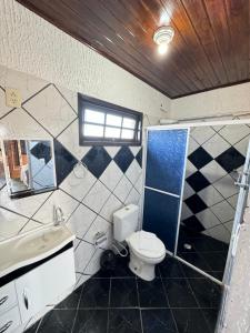 卡纳内亚Pousada Maravista的一间带卫生间和水槽的浴室