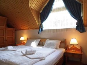 凯斯特海伊Millennium Villa的一间卧室设有两张床和两个窗户。