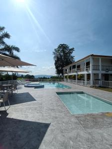 金巴亚Colina del Sol Hotel Hacienda的大楼前的游泳池