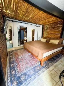 科苏梅尔Casa vishami的一间卧室配有一张带地毯的大床