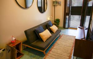 科苏梅尔Casa vishami的客厅配有带枕头的沙发