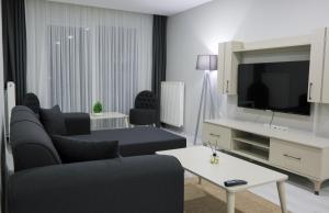 ÇaycumaSmile Suite Hotel的带沙发和电视的客厅