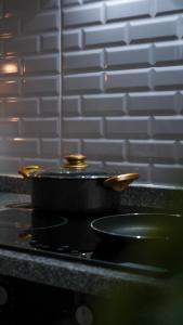 ÇaycumaSmile Suite Hotel的炉子上的一个黑锅