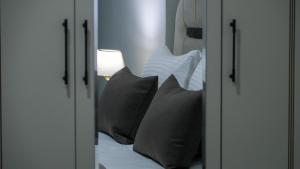 ÇaycumaSmile Suite Hotel的床上的枕头反射镜