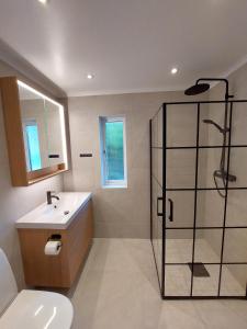 瓦伦蒂纳Vitahuset, 1 min Vallentuna Idrottsplats的浴室配有卫生间、盥洗盆和淋浴。