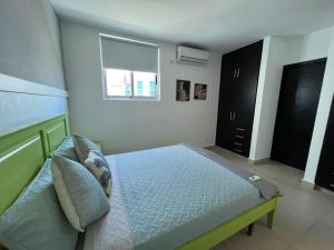 普拉亚布兰卡Playa Blanca Beach Rentals的一间卧室设有一张床和一个窗口