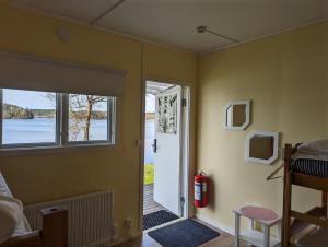顺托普Vårhaga Vandrarhem的一间房间,设有通往卧室的门