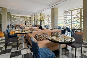 突尼斯突尼斯喜来登酒店的一间带沙发和桌椅的餐厅