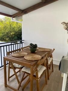 维拉加尔西亚·德·阿劳萨Casa Xoana的阳台上配有带靠垫的木桌