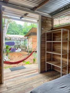 乌维塔Nomadic Surf Camp的卧室设有滑动玻璃门,通往庭院