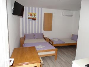 索科矿泉村Vila Jenic的小房间设有一张床和一张桌子