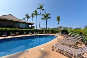 卡哈纳Eldorado L202的一个带躺椅和棕榈树的度假游泳池