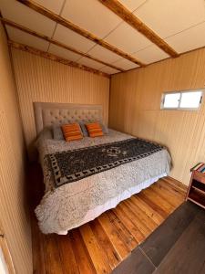 圣佩德罗·德·阿塔卡马Retiro Bajoestrellas的一间小卧室,卧室内配有一张床铺