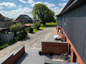 OesterdeichstrichRuhiges 1-Zimmer-Appartement, Büsum (4km), Nordsee的房屋庭院的顶部景色