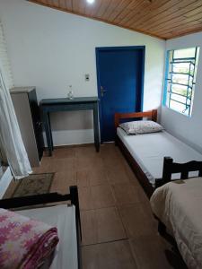 拉热斯Casa Amarela的一间设有两张床和一张桌子的房间