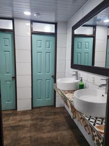 圣何塞哥斯达黎加背包客旅馆的浴室设有2个水槽和2扇蓝色门