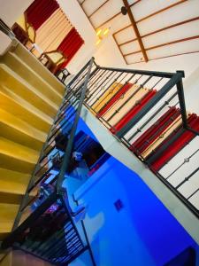 WariyapolaSAKURA Guest House tourist only的带有玻璃栏杆和色彩缤纷的楼梯的楼梯