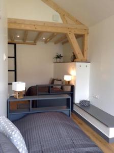 VignyLes Co Gîte的一间卧室配有一张床和一张带两盏灯的书桌。