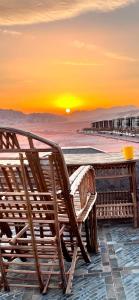 瓦迪拉姆瓦迪鲁姆天空之旅营地旅馆的日落时在海滩上摆放桌椅