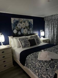 雷德克利夫Rainbows End的一间卧室配有一张带蓝色墙壁的大床