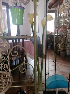 奥罗塞伊B&B CasaCorì的一张桌子的房间的鲜花展示