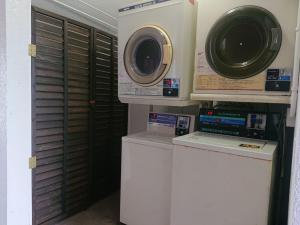 彦根市Lapus Honmachi No.200 / Vacation STAY 57908的洗衣房配有烘干机和洗衣机