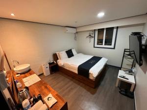 全州市Hotel Luna Hanok Village的一间小卧室,配有一张床和一张桌子