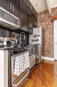 纽约Room at the heart of East Village 2的厨房配有炉灶和冰箱。