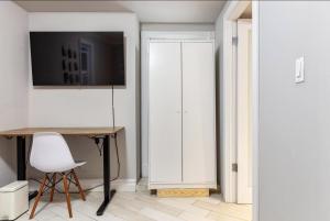 纽约Room at the heart of East Village 2的客房设有书桌和白色橱柜。