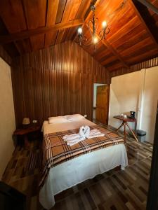福尔图纳Arenal Rústic Lodge的一间卧室配有一张床,床上有毛巾