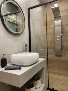 雅典West Comfort - near Agia Marina metro的浴室配有白色水槽和淋浴。