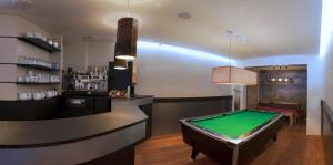丰罗穆格兰德德特拉酒店的一间酒吧,在房间内配有台球桌