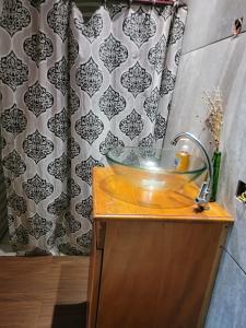 El CongoRestaurante y Hostal Romayor的一个带玻璃碗水槽的柜台浴室