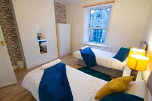 谢菲尔德Hilltop Place Suites Flat Above 250的一间卧室设有两张床和窗户。