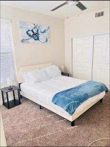 拉斯维加斯Las Vegas Apartment near the strip的一间卧室配有一张带蓝色毯子的床