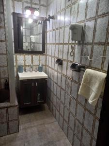 巴拉那Casa entre el centro y el río, la Mejor Ubicación en Paraná的一间带水槽和镜子的浴室