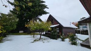 圣卡洛斯-德巴里洛切Entre montañas的房子前面有雪的房子